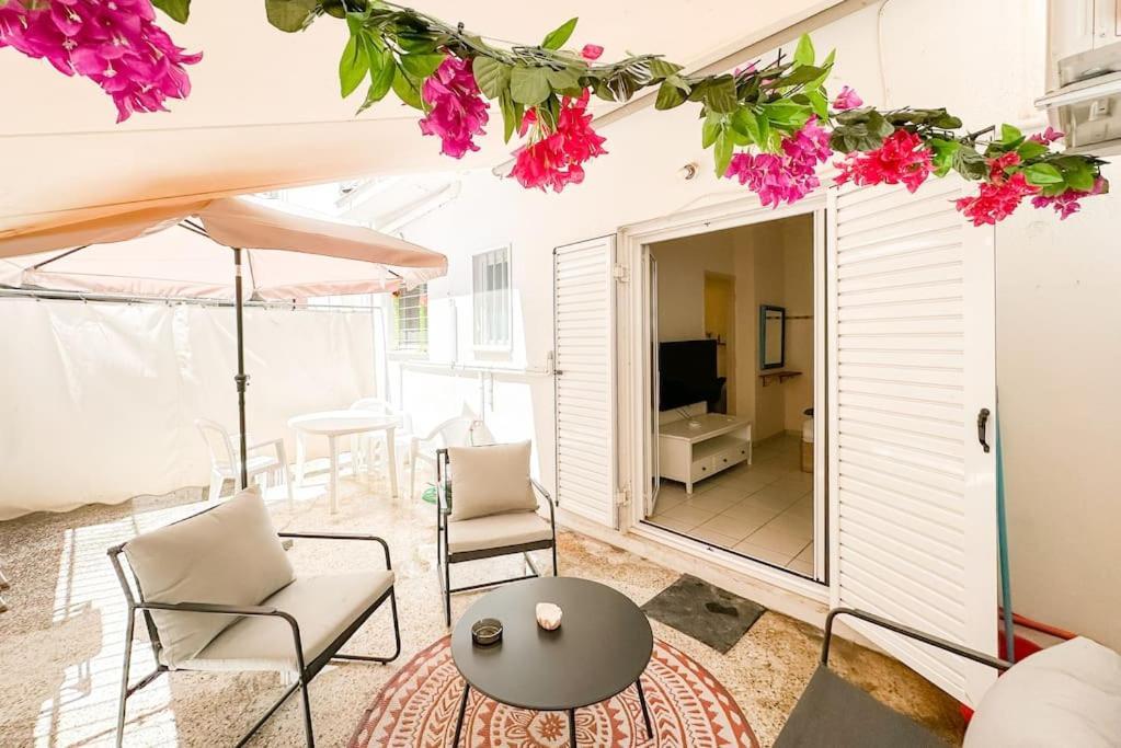 Sunny Patio Near Downtown Apartment